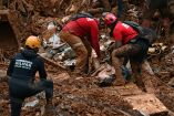 Defensa Civil y voluntarios buscan sobrevivientes bajo toneladas de tierra.