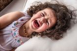 Estas son las frases que no debes decir en un berrinche, según la especialista Pamela Cassis. Aprende cómo acompañar las emociones sin dañar la autoestima.
