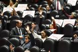 Legisladores levantan la mano durante la votación económica en la Cámara de Diputados mientras se debate la reforma para reducir la jornada laboral a 40 horas, en sesión ordinaria realizada en Ciudad de México.