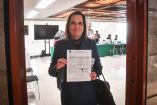 María de la Luz Mijangos sostiene el acuse de registro de su solicitud ante la Cámara de Diputados para contender por la titularidad de la Auditoría Superior de la Federación, en Ciudad de México.