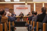Julio Scherer Ibarra y Jorge Fernández Menéndez participan en la presentación del libro Ni venganza ni perdón ante asistentes en el Club de Industriales, en Ciudad de México, con ejemplares de la obra visibles en el estrado.