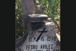 Detalle de una lápida con una cruz pintada y la inscripción “Sep. 15 1978 Pedro Avilés P.”, correspondiente a la fecha de muerte de Pedro Avilés Pérez en la sierra de Sinaloa.