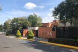 Vista exterior de la fachada de Eton School México en Ciudad de México, con muro de ladrillo y el nombre “ETON” al frente; la imagen contextualiza las denuncias de padres por una presunta intoxicación masiva durante un viaje escolar.