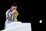 Pasado y presente del Barcelona se enfrentarán el 27 de Marzo en el Estadio Lusail <br><br>Lionel Messi le da un beso al Trofeo de campeon junto a jugadores de Argentina despues del partido Argentina vs Francia, correspondiente a la gran final de la Copa Mundial de la FIFA Catar 2022, en el Estadio Lusail, Lusail, Doha, el 18 de Diciembre de 2022