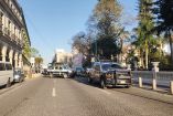 Patrullas y camionetas de la policía estatal bloquean la circulación en la calle Enríquez, en el centro de Xalapa, durante un operativo cerca del Palacio de Gobierno que generó alarma entre transeúntes y automovilistas.