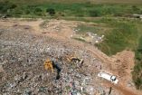 Imagen aérea de un tiradero a cielo abierto en Las Matas, Veracruz, con montículos de basura, excavadoras trabajando y un camión recolector en el sitio, rodeado de vegetación y zonas bajas vulnerables a contaminación por lixiviados y biogás.