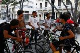 Grupo de jóvenes con bicicletas socializa en una plaza de La Habana Vieja mientras Cuba enfrenta una crisis de combustible tras el bloqueo de envíos de petróleo, lo que ha impulsado el uso de transporte alternativo en la capital.