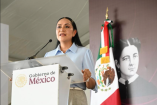 Ariadna Montiel Reyes ofrece un mensaje desde un podio del Gobierno de México durante un evento oficial en San Ignacio, Sinaloa. Al fondo se observa la bandera nacional y la imagen de Rita Cetina, en el marco de actividades relacionadas con los Programas del Bienestar.