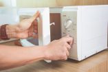 Así debes limpiar tu microondas para eliminar bacterias y malos olores.