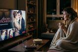 Mujer viendo series de romances prohibidos en streaming
