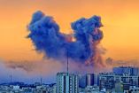 Tras un ataque israelí, una nube de humo se levanta de entre los edificios de la capital de Irán, Teherán.
