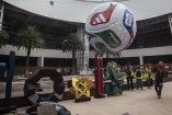 Balón oficial a escala del mundial 2026 ubicado en la entrada principal del Aeropuerto Internacional de la ciudad de México (AICM) Terminal 2.FOTO: ANDREA MURCIA /CUARTOSCURO.COM