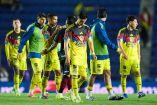 Los jugadores del América salen del campo del Estadio de la Ciudad de los Deportes cabizbajos luego de sufrir su segunda derrota en fila en casa y la cuarta en el torneo.