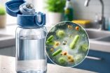Riesgos a la salud de no lavar tu botella de agua a diario.