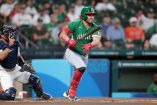 HOUSTON. México rompió el maleficio. Jonathan Aranda dio un jonrón de tres carreras en la octava entrada y la Selección Mexicana venció 8-2 a Gran Bretaña para iniciar con victoria el Clásico Mundial de Beisbol.En su sexta aparición en este torneo, es apenas la primera vez que el representativo nacional inicia con una victoria, tras perder su duelo inicial en las primeras cinco ediciones del torneo.Hasta la octava entrada, la ofensiva mexicana apenas había podido conectar tres hits, dos de ellos de Jonathan Aranda, en un juego dominado casi en su totalidad por el pitcheo británico.Nacho Álvarez, quien hace menos de 10 días no estaba considerado en el equipo y llegó de emergencia por la baja de Ramón Urías, dio el primer hit por México, un jonrón solitario que abrió la pizarra.El tijuanense Javier Assad tuvo una gran aparición en la loma al permitir dos hits en tres entradas y dos tercios de labor, con una base por bolas y dos ponches.El bullpen mexicano empezó respaldando a Assad, pero en la sexta entrada Alex Carrillo permitió un jonrón de Harry Ford que empató 1-1 el juego.La novena tricolor tuvo oportunidades a base de pasaportes y golpes, pero el batazo oportuno no llegó hasta la octava entrada, cuando después de dos outs y bases por bolas consecutivas a Jarren Durán y Randy Arozarena, Aranda la puso detrás de la barda del jardín izquierdo para que México tomara la ventaja definitiva.No fue la primera vez que México llegaba con ventaja al último tercio de su debut en el Clásico Mundial, pero antes ésta se había perdido en la parte final del bullpen. Ahora, con Víctor Vodnik, de los Rockies de Colorado, quien retiró la octava entrada, y Andrés Muñoz, de los Marineros de Seattle, uno de los mejores relevistas de la actualidad, el camino fue diferente.Vodnik sufrió al dar dos bases por bolas y poner a batear a la potencial carrera del empate, pero salió del apuro con una buena jugada defensiva de Nacho Álvarez en la tercera base.En la novena entrada Alek Thomas dio un hit productor de dos carreras, Joey Ortiz conectó un doblete de una más y Randy Arozarena sentenció el rally de cuatro carreras con un sencillo para prácticamente ponerle punto final al juego.A pesar de la amplia ventaja, Andrés Muñoz subió a cerrar el juego. El sinaloense permitió dos hits y una carrera, pero sin poner en peligro el triunfo mexicano. Muñoz tenía más de una semana sin lanzar ante bateadores, y ante el día de descanso este sábado el manager Benjamín Gil optó por darle juego.Tras el primer triunfo, México buscará el domingo sumar el segundo ante Brasil, antes del duelo más complicado de esta ronda, el lunes frente a Estados Unidos.