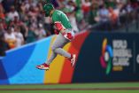 Nacho Álvarez celebra su jonrón mientras recorre las bases en el debut de México en el Clásico Mundial de Beisbol.