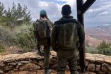 Soldados israelíes miran hacia Líbano