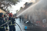 Los bomberos de la Ciudad de México informaron que el fuego inició en un local de venta de material eléctrico,