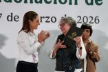 La presidenta Claudia Sheinbaum entregó escrituras y condonaciones de créditos a mujeres en Tecámac, fortaleciendo su derecho a la vivienda.