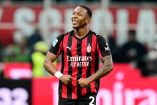 Pervis Estupiñán celebra gol con el Milan, mismo que los mantiene en el 2º sitio de la Serie A.