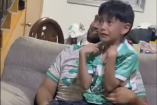 Pequeño aficionado del Santos llora por ver ganar a su equipo.