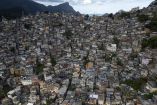 Vista aérea de Rocinha en Río de Janeiro con cientos de viviendas apiladas en la ladera y montañas al fondo, imagen tomada el 5 de marzo de 2026.