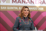 Marina del Pilar Avila Olmeda habla en conferencia en San Quintín, Baja California, durante presentación del plan de inversión pública estatal en marzo de 2026.