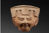 Entre las piezas identificadas se encuentra "Cabeza Sonriente", una escultura de terracota proveniente de Veracruz, México y fechada por la casa de subasta entre 400 y 700 d.C