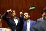 Legisladores del PAN conversan y señalan hacia el pleno dentro del salón de sesiones de la Cámara de Diputados durante la discusión legislativa.