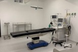 Quirófano equipado del Hospital General 5 de Diciembre del ISSSTE en Mexicali con mesa quirúrgica, monitores de signos vitales y máquina de anestesia.