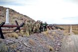 Elementos de la patrulla fronteriza de Eu custodiando un tramo de la frontera con México.