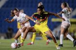 América suma su séptima victoria del torneo Clausura 2026 de la Liga MX Femenil. En la imagen, Gabriela García en la disputa del balón.