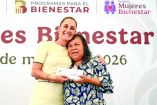 En Tecomán, la presidenta Sheinbaum encabezó la entrega de pensiones a mujeres.