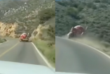 La pipa de gas se precipita al barranco en la carretera Tehuacán Huajuapan en un accidente que quedó grabado en video.