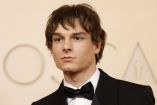 Mason Thames posa en la alfombra roja de los premios Oscar