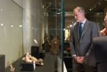 El rey Felipe VI durante su visita a la exposición “La mitad del mundo. La mujer en el México indígena”
