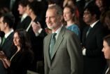 Felipe VI de pie y sonriente durante un evento institucional rodeado de asistentes en Madrid, en contexto del debate público sobre la Conquista de América.