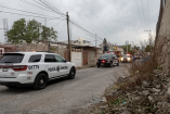 Unidades de la Policía Municipal estacionadas sobre una calle de la colonia San José en Tula de Allende mientras agentes aseguran la zona.