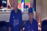 Gianni Infantino y Victor Montagliani siguen el duelo entre Italia y Venezuela durante la semifinal del Clásico Mundial de Beisbol en Miami, ambos con jersey de la selección italiana.