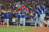 Jugadores de Venezuela celebran el triunfo ante Italia en Miami, resultado que los coloca en la primera final de su historia en el Clásico Mundial de Beisbol