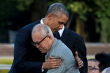 El expresidente de Estados Unidos Barack Obama abraza a Shigeaki Mori