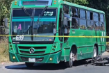 Camión verde del transporte público detenido sobre la vía tras un choque en Lomas de Oblatos, Guadalajara; una motocicleta permanece tirada junto a la unidad.