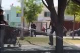 El sujeto se aproximó hacia los uniformados y los agredió con un machete por lo que uno de los oficiales realizó una detonación con su arma de cargo.