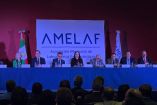 Mesa directiva de la AMELAF en asamblea con Astrea Ocampo al centro, acompañada por autoridades de salud y representantes de la industria farmacéutica.