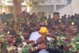 Pape Thiaw llevó el trofeo a una base militar en Senegal