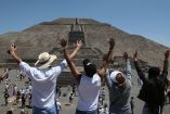 Cientos de turistas se dieron cita en la zona arqueológica de Teotihuacán vestidos de blanco (la mayoría) para recibir el solsticio de primavera.