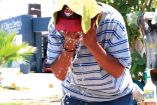 Un hombre se echa agua en la cara por el calor extremo en Sonora.