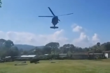 Helicóptero Black Hawk, piloteado por el secretario de Seguridad del Pueblo de Chiapas, Óscar Aparicio Avendaño, vuela techos de casas