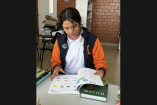 Yazmara Xanat Delgado revisa un libro de matemáticas en la biblioteca de su escuela privada en Zumpango, Estado de México, como parte de su preparación académica.