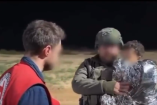 En un video difundido en redes, se puede ver a un grupo de soldados israelíes entregando al infante a un miembro de la Cruz Roja.